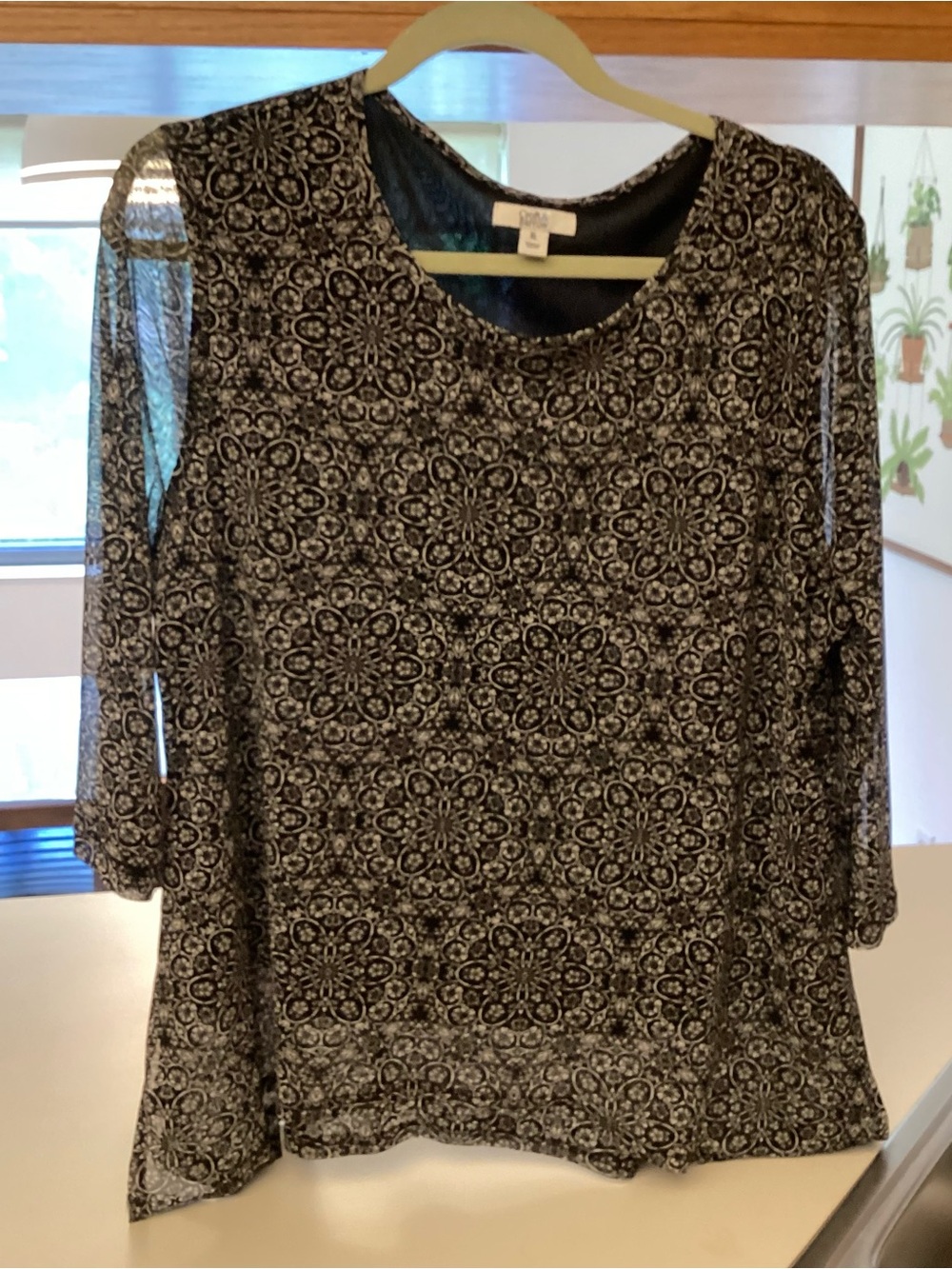 Lot two Black and White Blouses - Picture 9 of 16